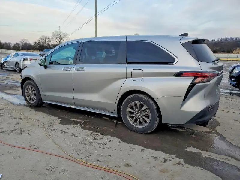 2021 TOYOTA SIENNA XLE  