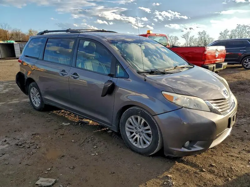 2013 TOYOTA SIENNA   