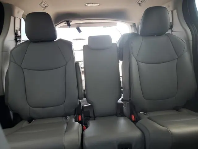 2024 TOYOTA SIENNA XLE  