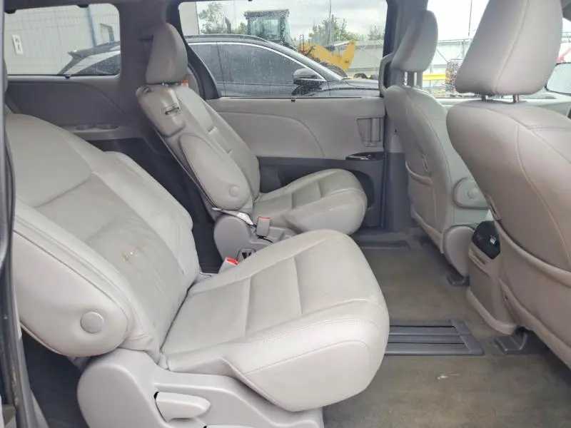 2018 TOYOTA SIENNA XLE 8-PASSENGER  