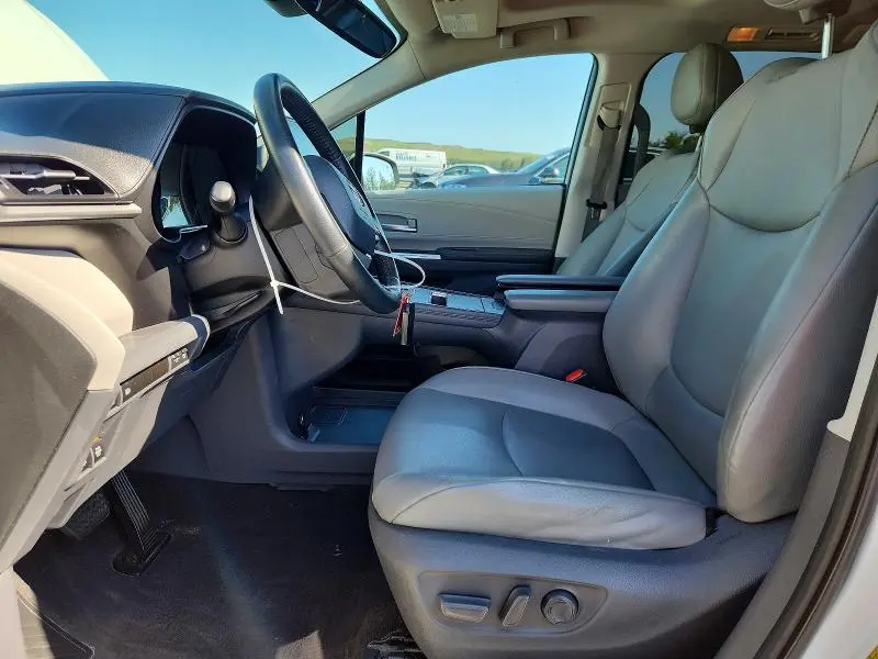 2021 TOYOTA SIENNA XLE  