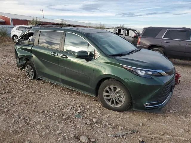 2024 TOYOTA SIENNA XLE  