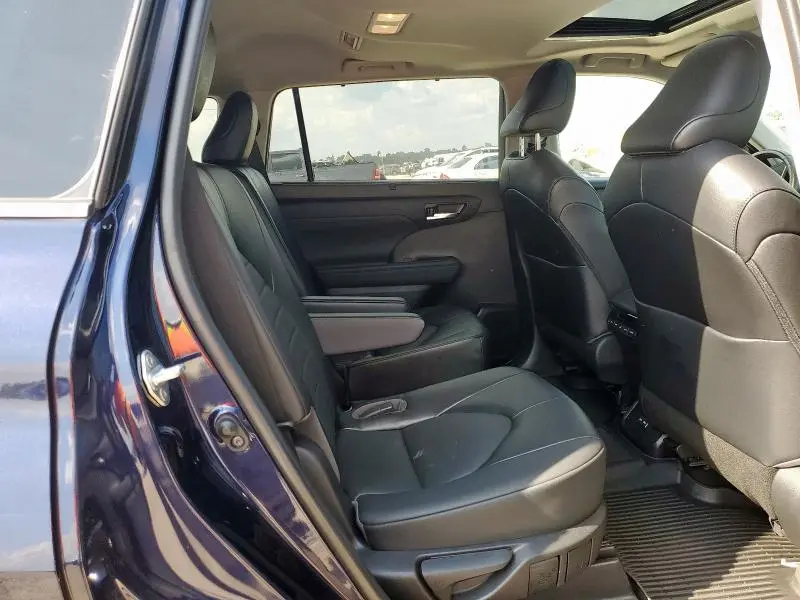 2022 TOYOTA HIGHLANDER XLE  