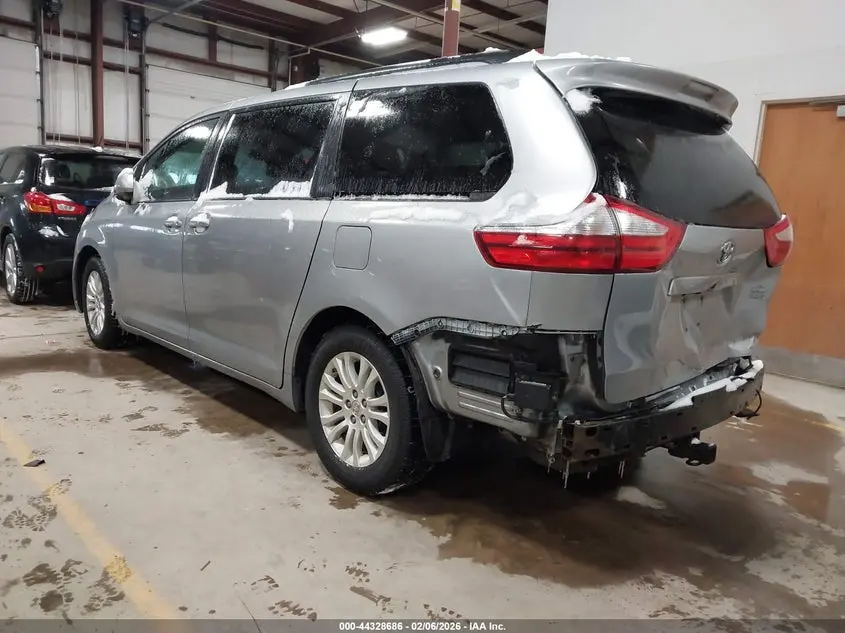 2015 TOYOTA SIENNA XLE 8 PASSENGER