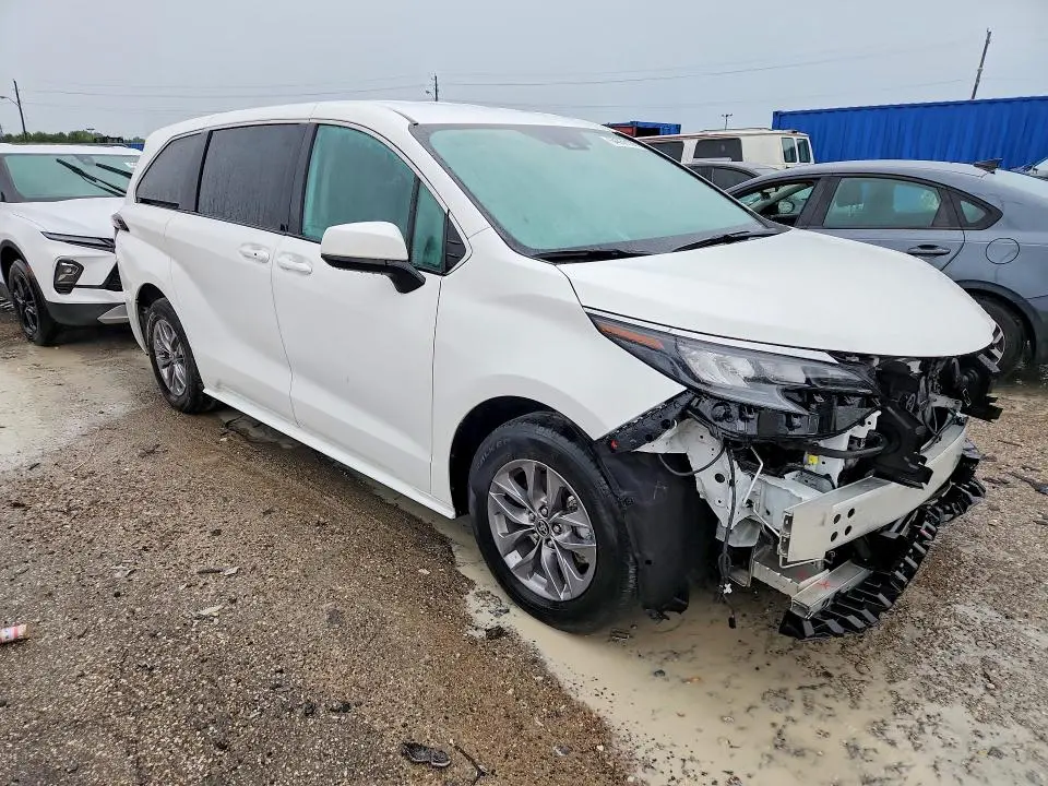 2024 TOYOTA SIENNA LE  