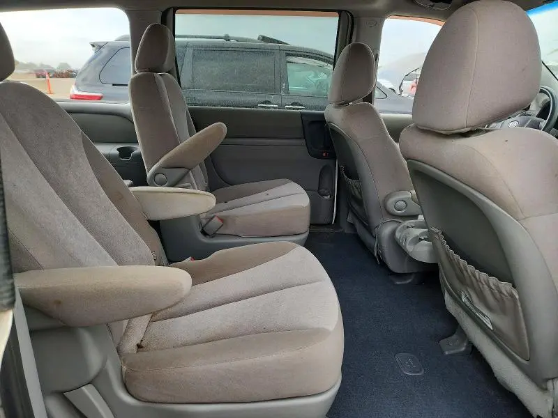 2011 KIA SEDONA LX  