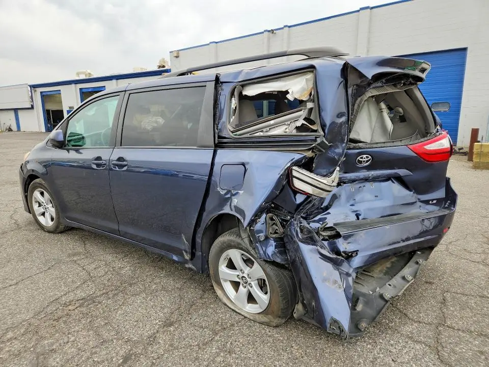 2018 TOYOTA SIENNA LE  