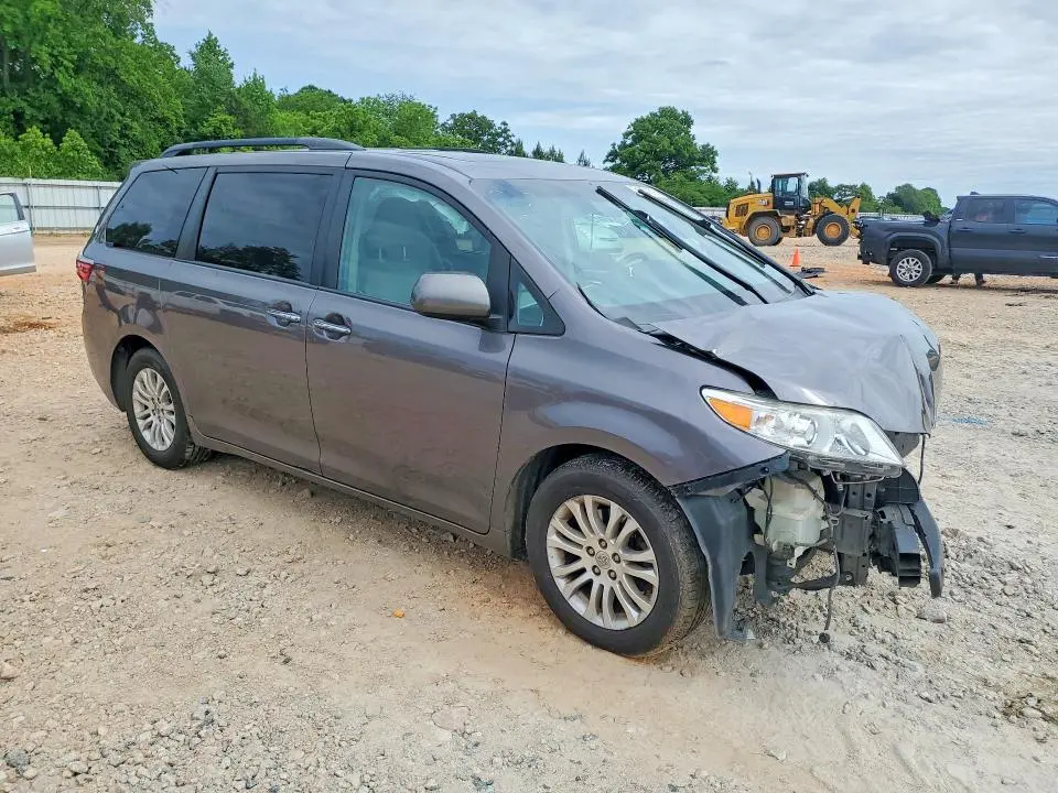 2016 TOYOTA SIENNA XLE PREMIUM 8-PASSENGER  