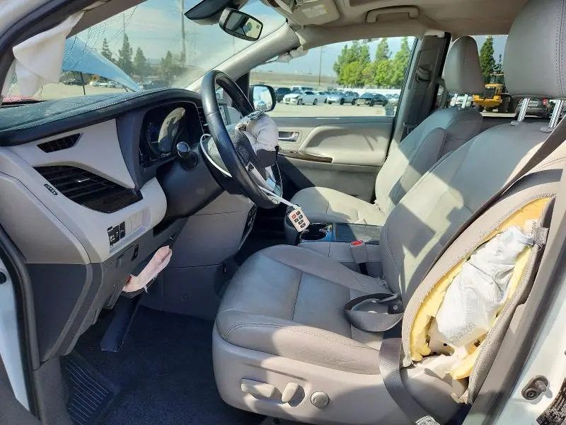 2018 TOYOTA SIENNA XLE 8-PASSENGER  