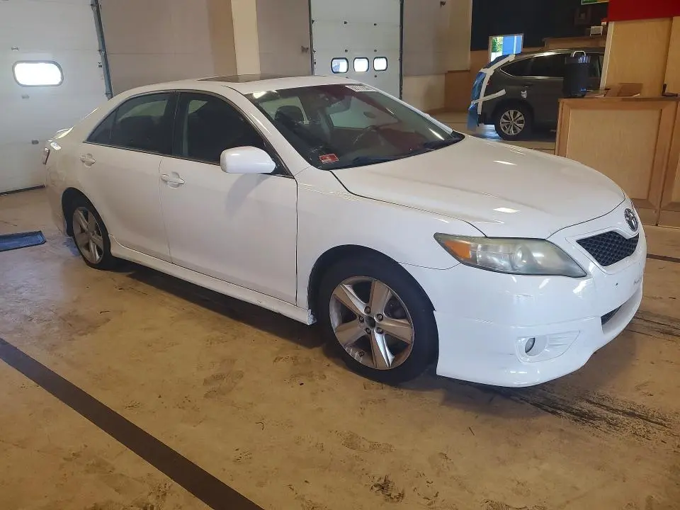 2011 TOYOTA CAMRY SE  