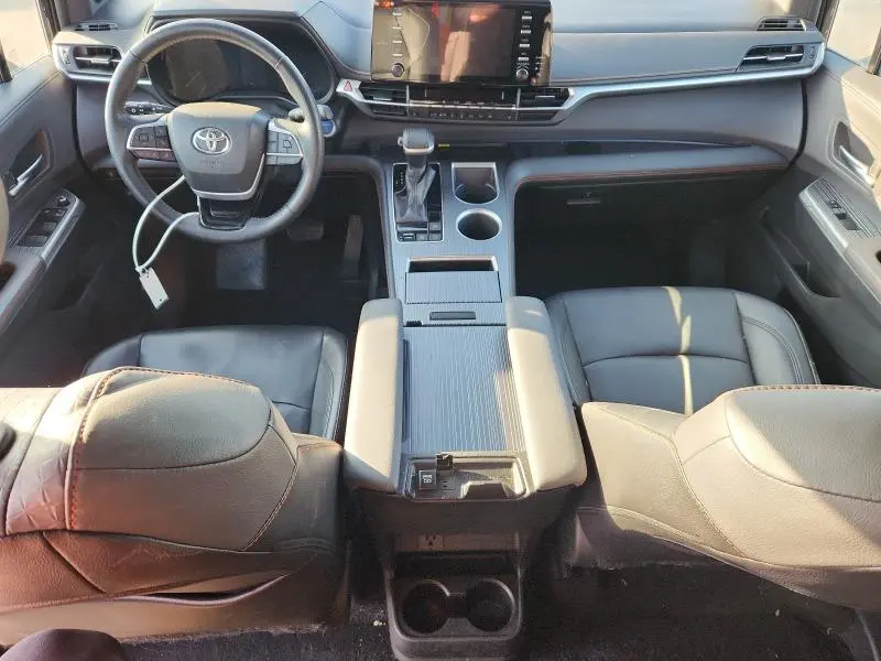 2021 TOYOTA SIENNA XSE  