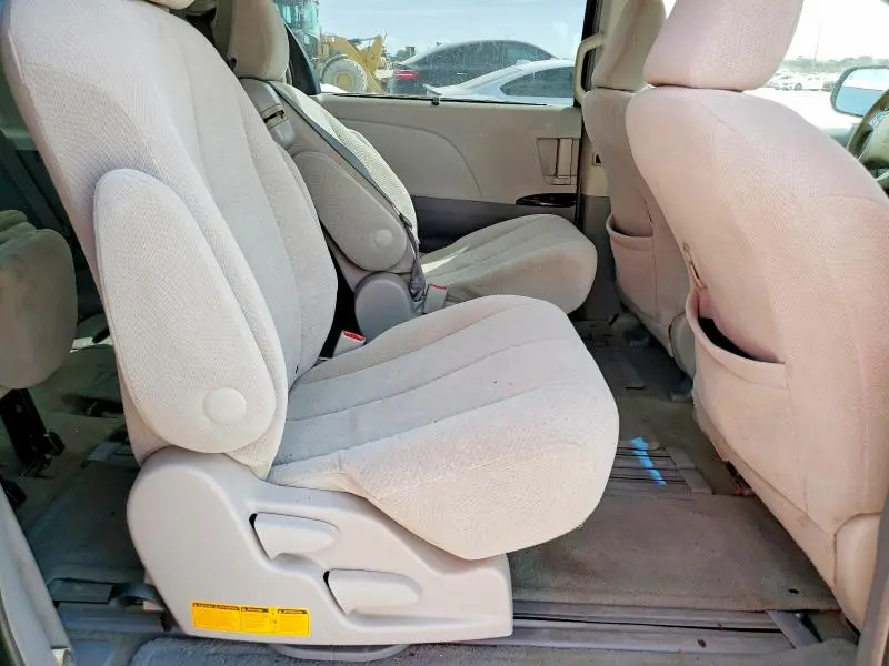2014 TOYOTA SIENNA LE 8-PASSENGER  