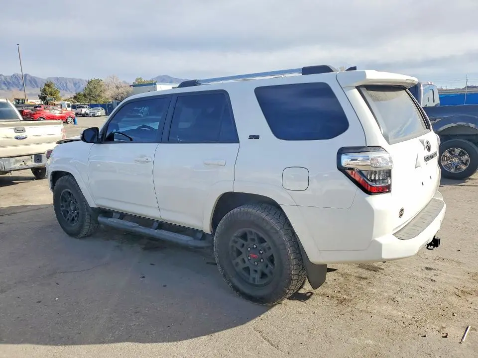 2022 TOYOTA 4RUNNER SR5  