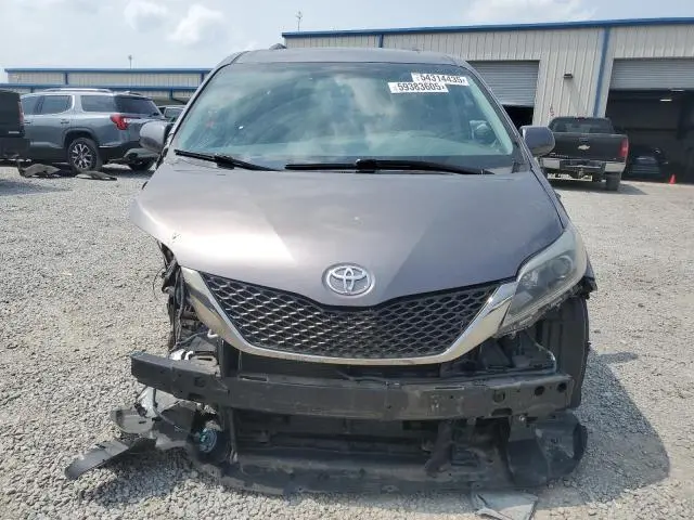 2017 TOYOTA SIENNA SE  