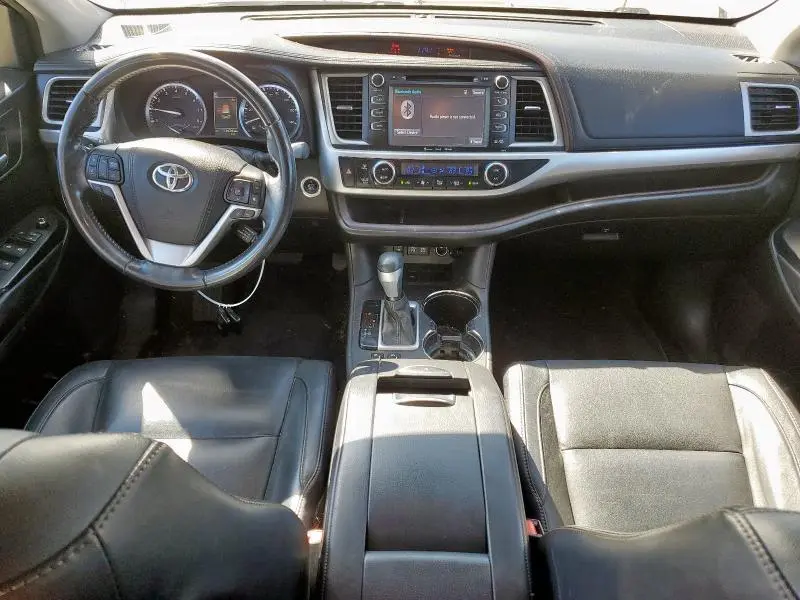 2017 TOYOTA HIGHLANDER SE