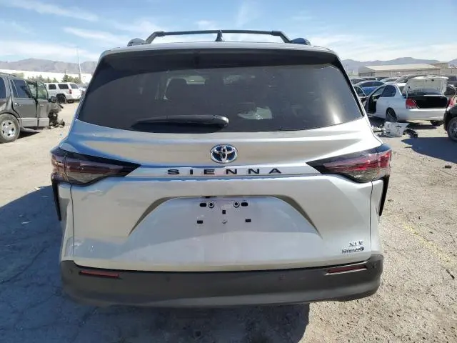 2024 TOYOTA SIENNA XLE  