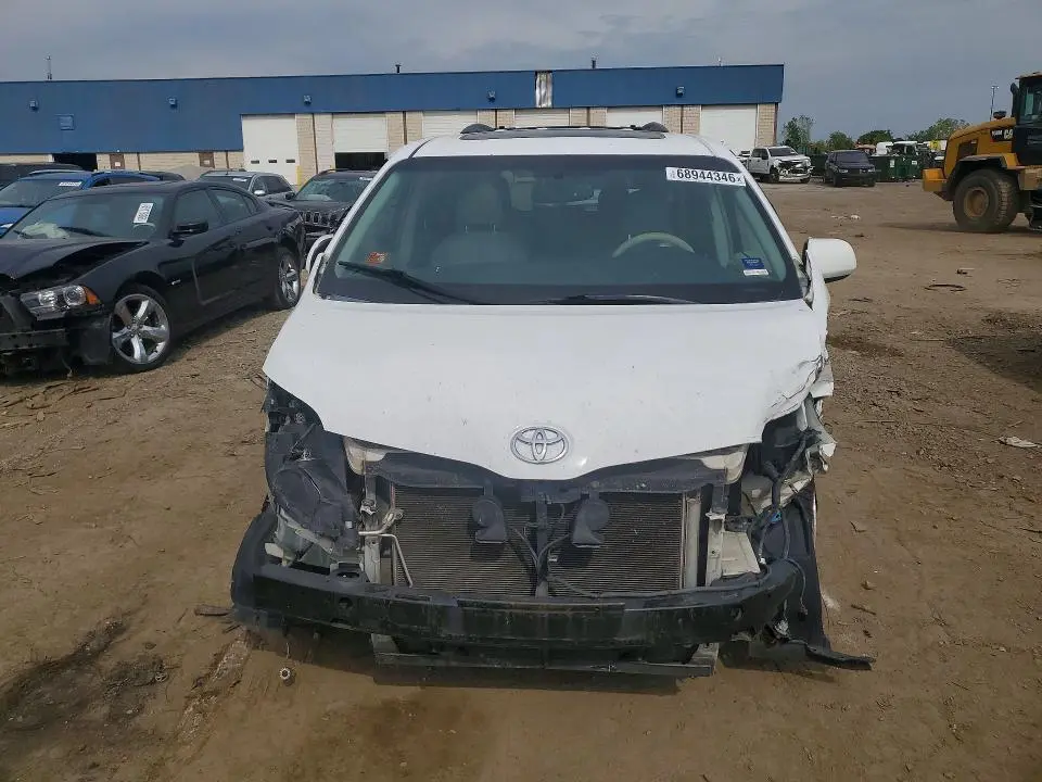 2013 TOYOTA SIENNA XLE 8-PASSENGER  