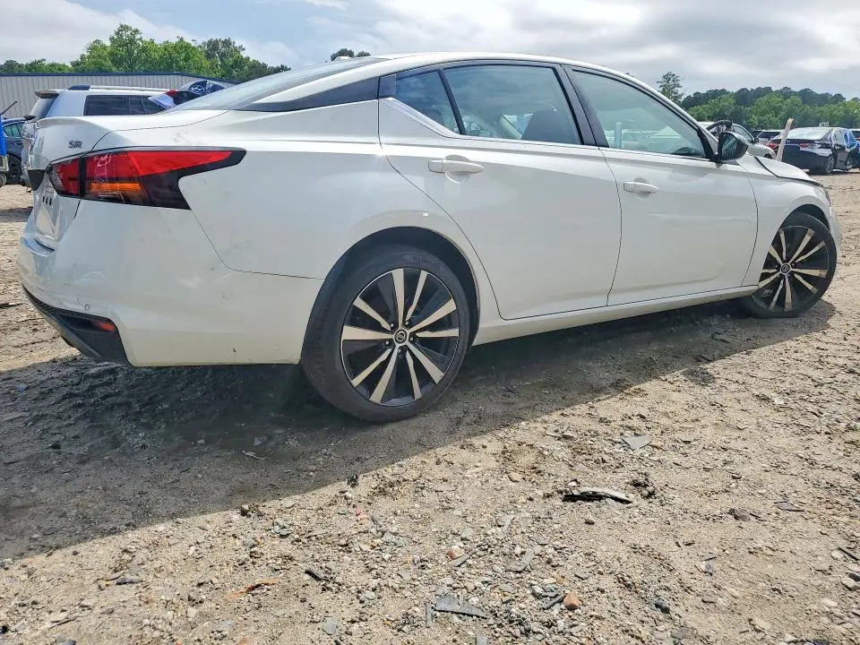 2022 NISSAN ALTIMA SR  