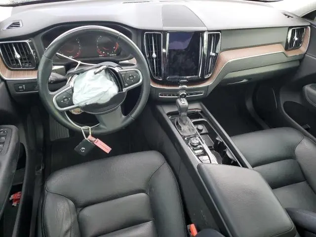 2021 VOLVO XC60 T6 MOMENTUM  