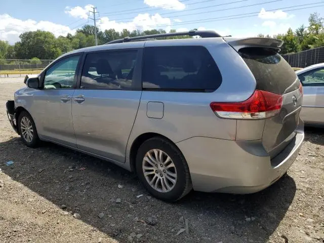 2013 TOYOTA SIENNA XLE  