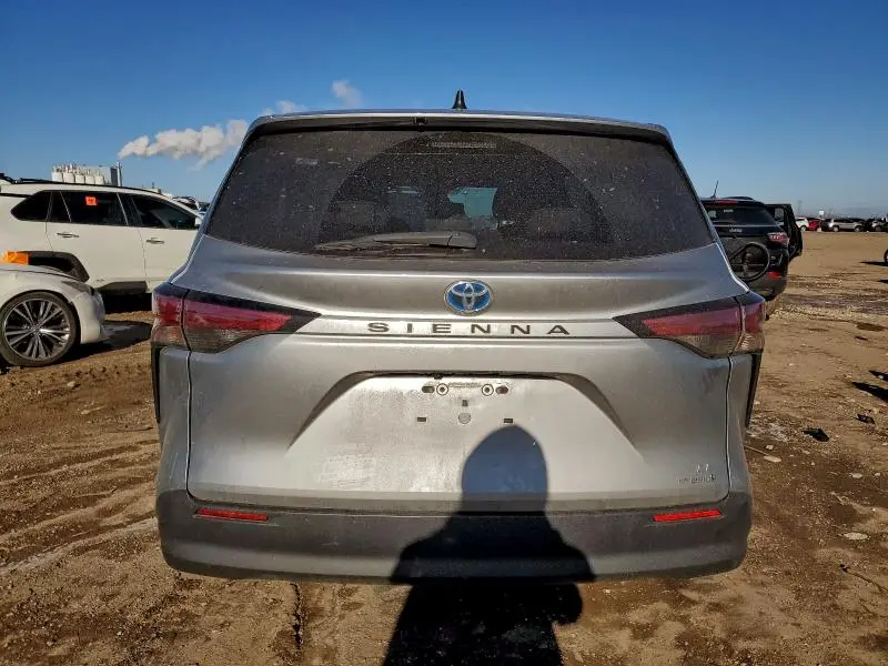 2021 TOYOTA SIENNA LE  