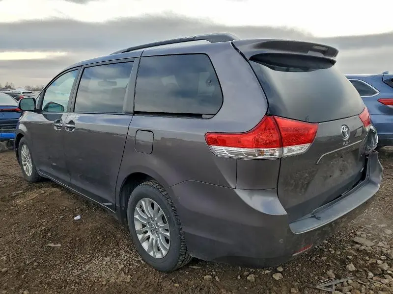 2013 TOYOTA SIENNA XLE  
