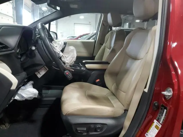 2022 TOYOTA SIENNA XLE  