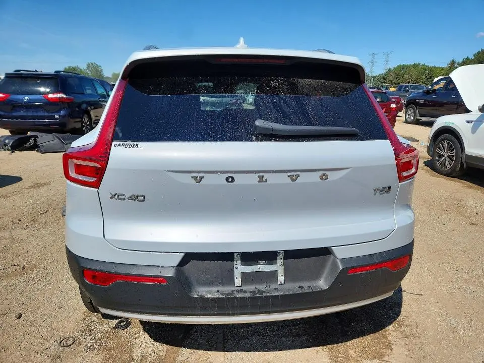 2020 VOLVO XC40 T5 MOMENTUM  