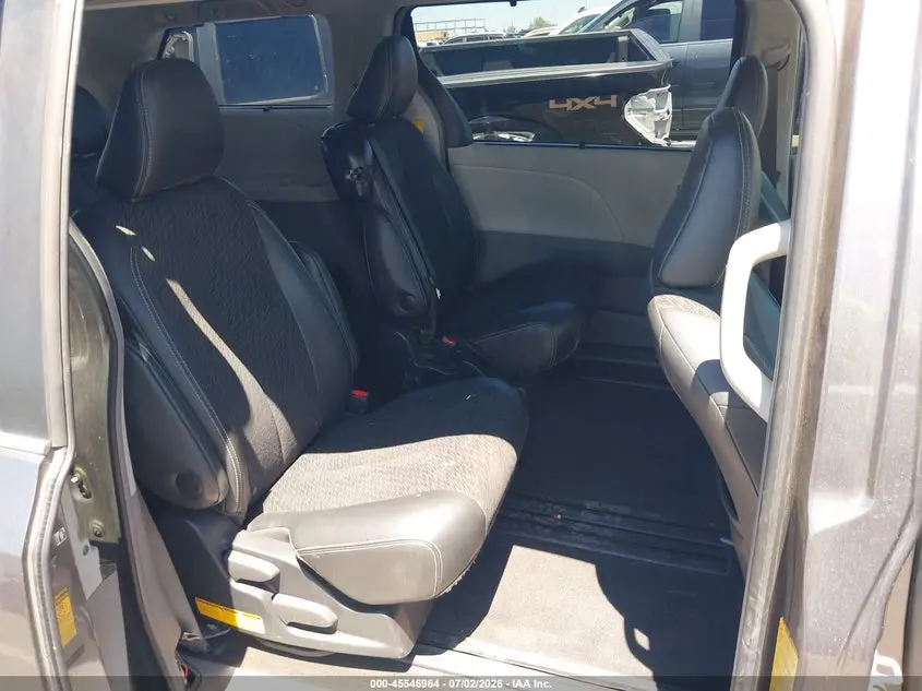 2014 TOYOTA SIENNA SE 8 PASSENGER