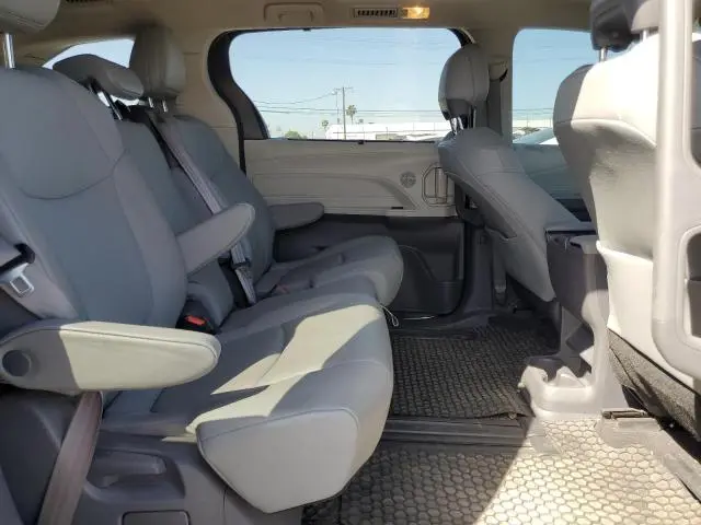 2021 TOYOTA SIENNA XLE  