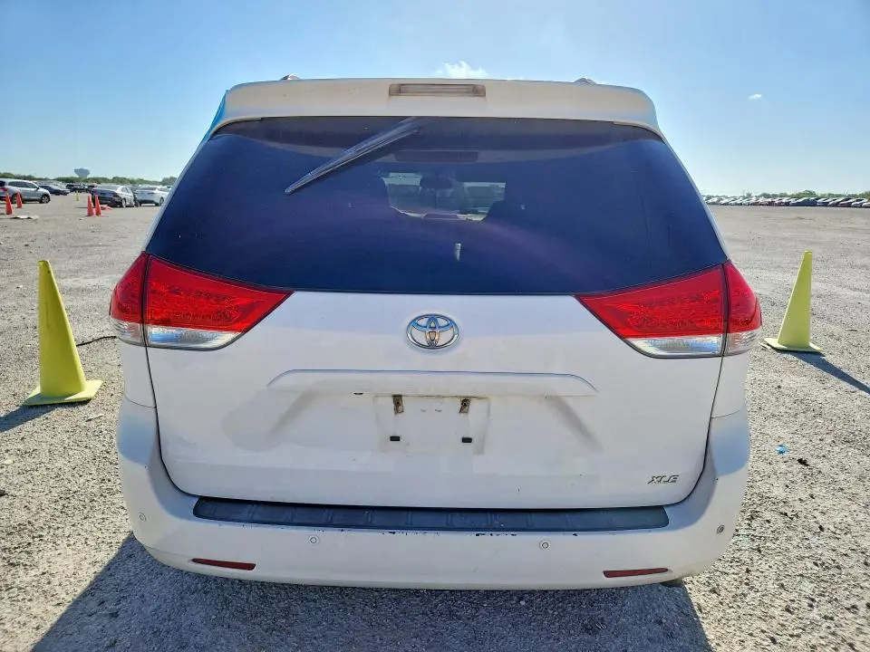 2014 TOYOTA SIENNA XLE 8-PASSENGER  