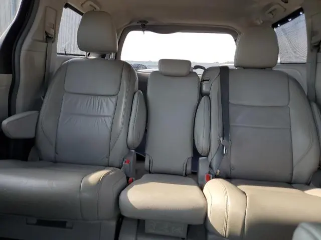 2016 TOYOTA SIENNA XLE  