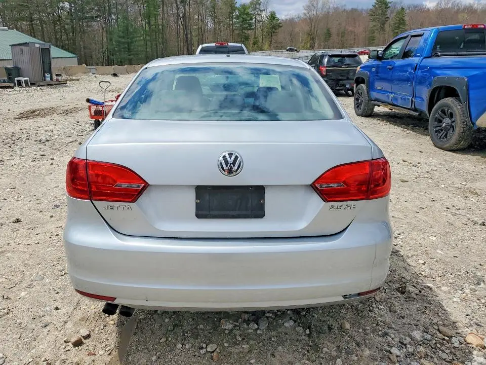 2011 VOLKSWAGEN JETTA SE  