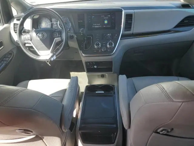 2017 TOYOTA SIENNA XLE  