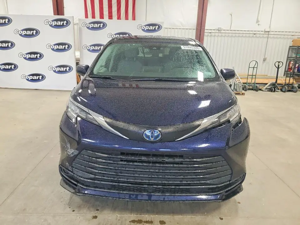 2022 TOYOTA SIENNA LE 8-PASSENGER  