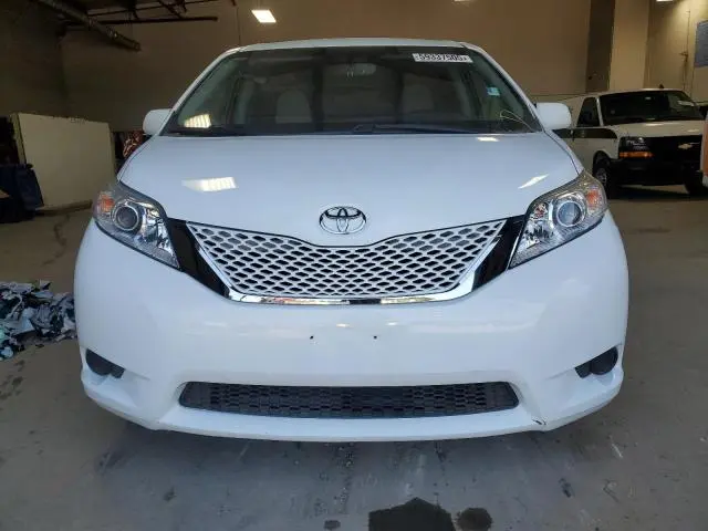 2017 TOYOTA SIENNA LE  
