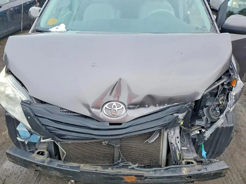 2011 TOYOTA SIENNA LE 8-PASSENGER  