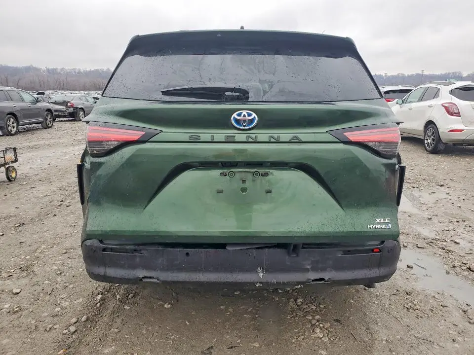 2022 TOYOTA SIENNA XLE 8-PASSENGER  