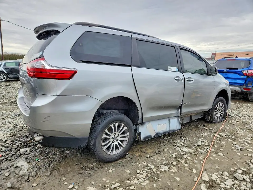 2018 TOYOTA SIENNA XLE 8-PASSENGER  