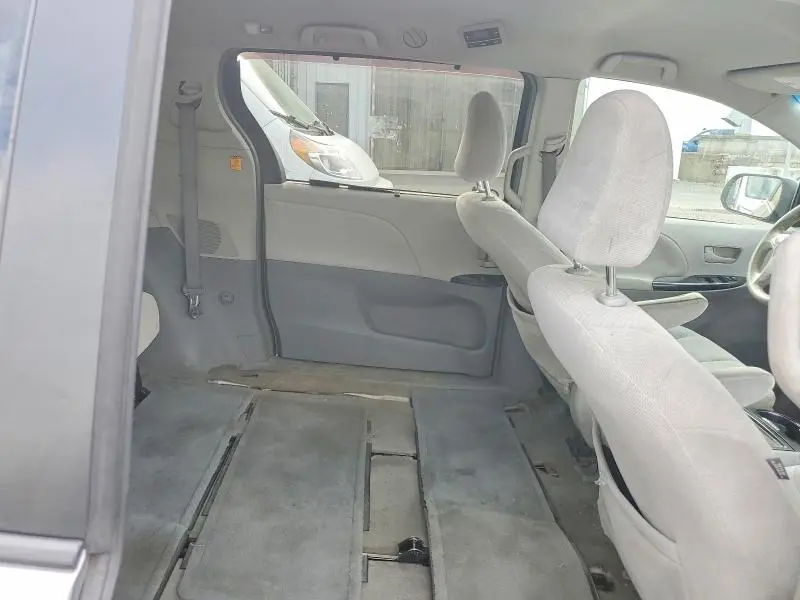 2013 TOYOTA SIENNA LE  