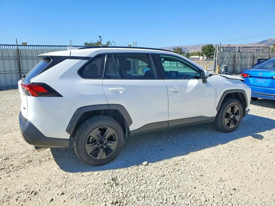 2022 TOYOTA RAV4 XLE  