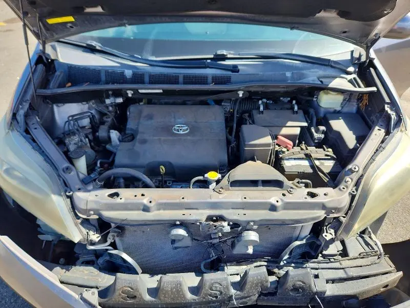 2016 TOYOTA SIENNA SE  