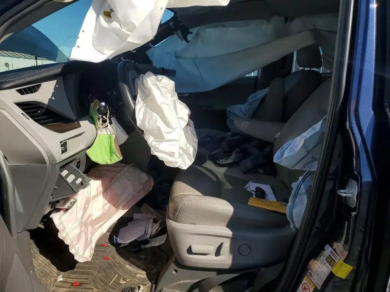 2018 TOYOTA SIENNA XLE 8-PASSENGER  