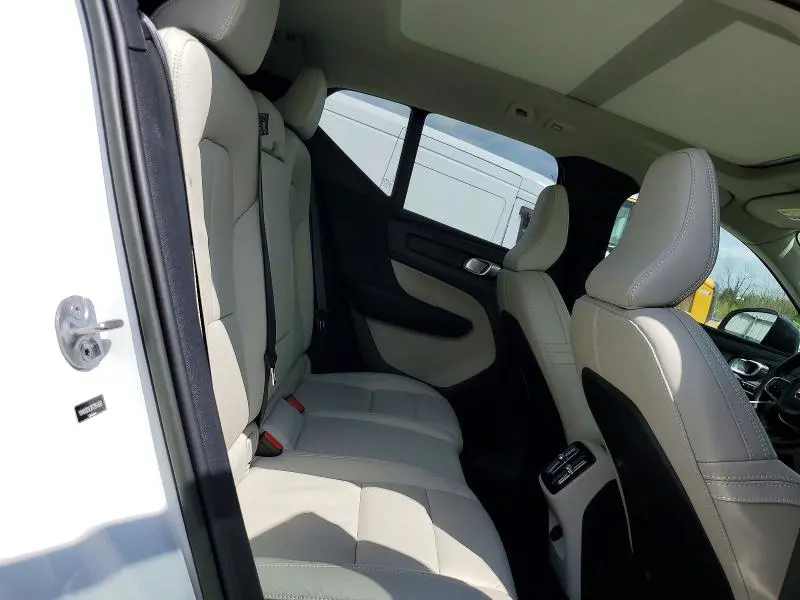 2023 VOLVO XC40 PLUS  