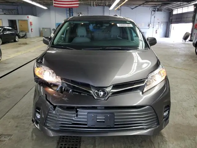 2018 TOYOTA SIENNA XLE  