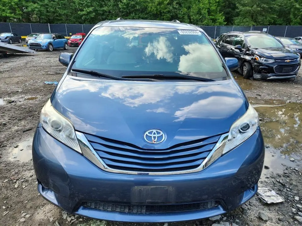 2017 TOYOTA SIENNA LE  