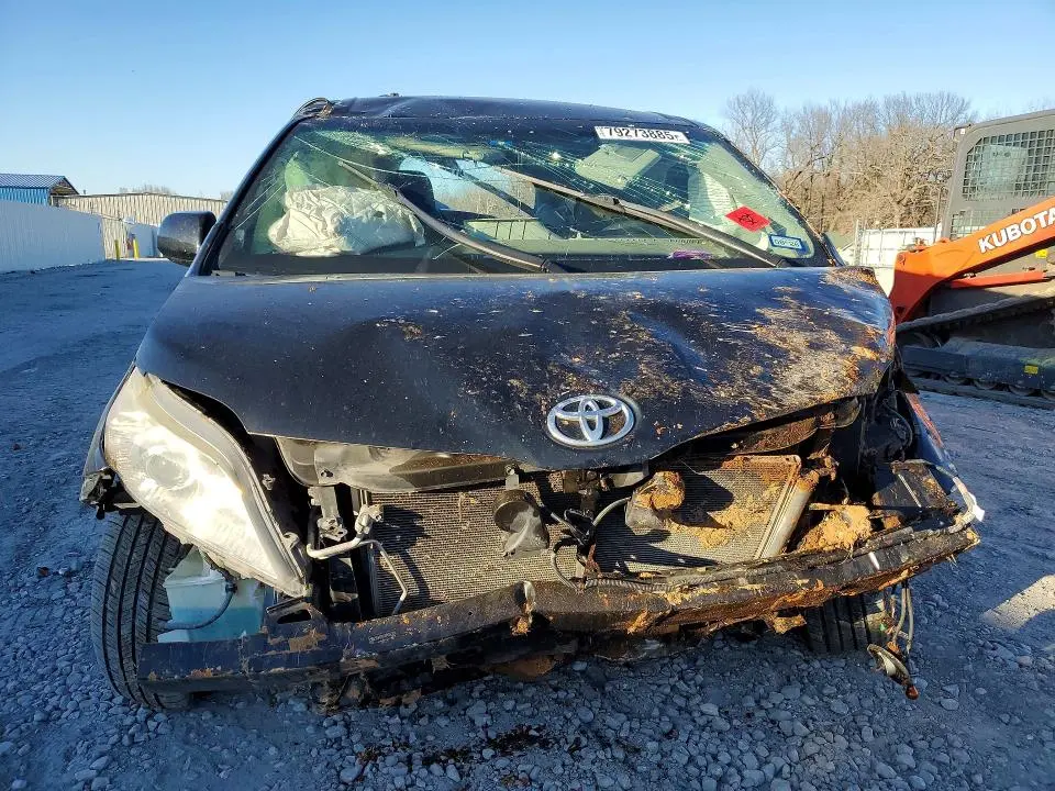2015 TOYOTA SIENNA LE 8-PASSENGER  