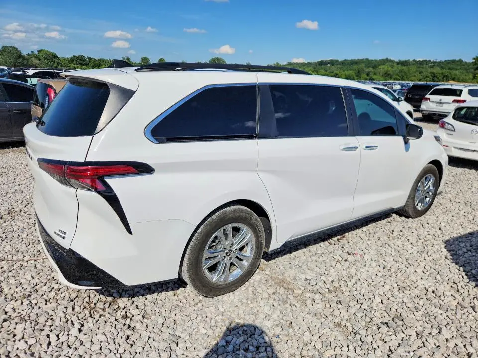 2022 TOYOTA SIENNA   