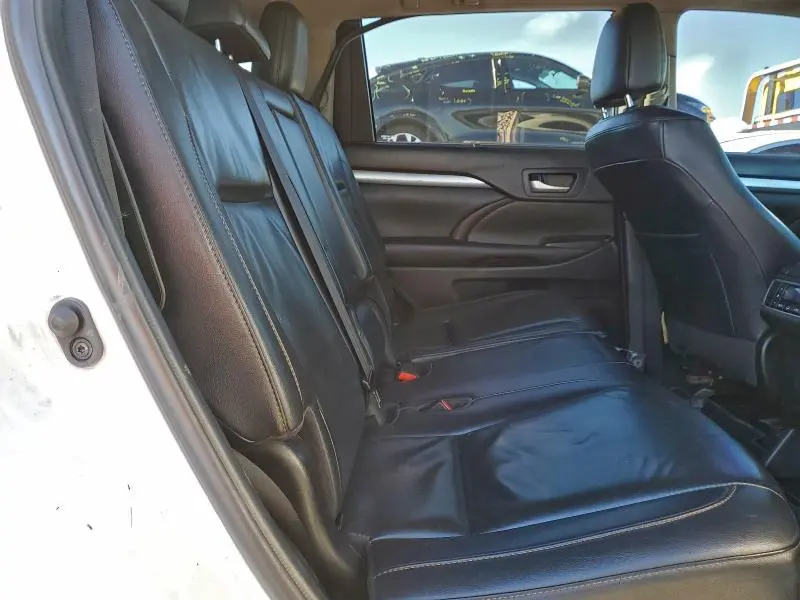 2019 TOYOTA HIGHLANDER SE  