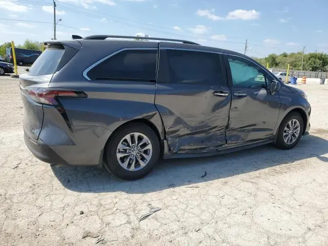 2025 TOYOTA SIENNA XLE  
